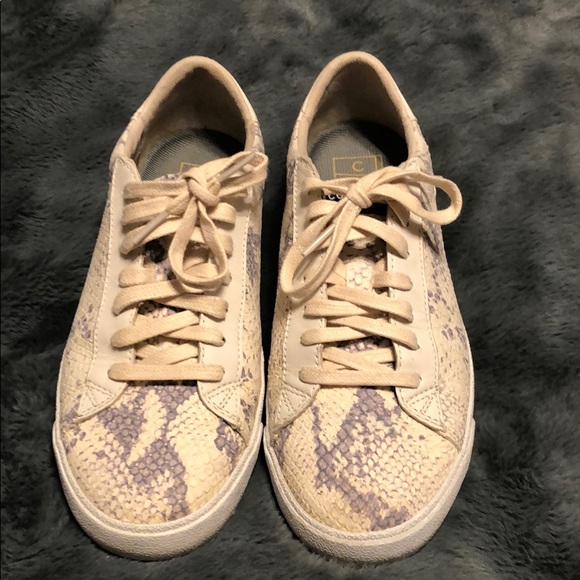 patterned tennis shoes